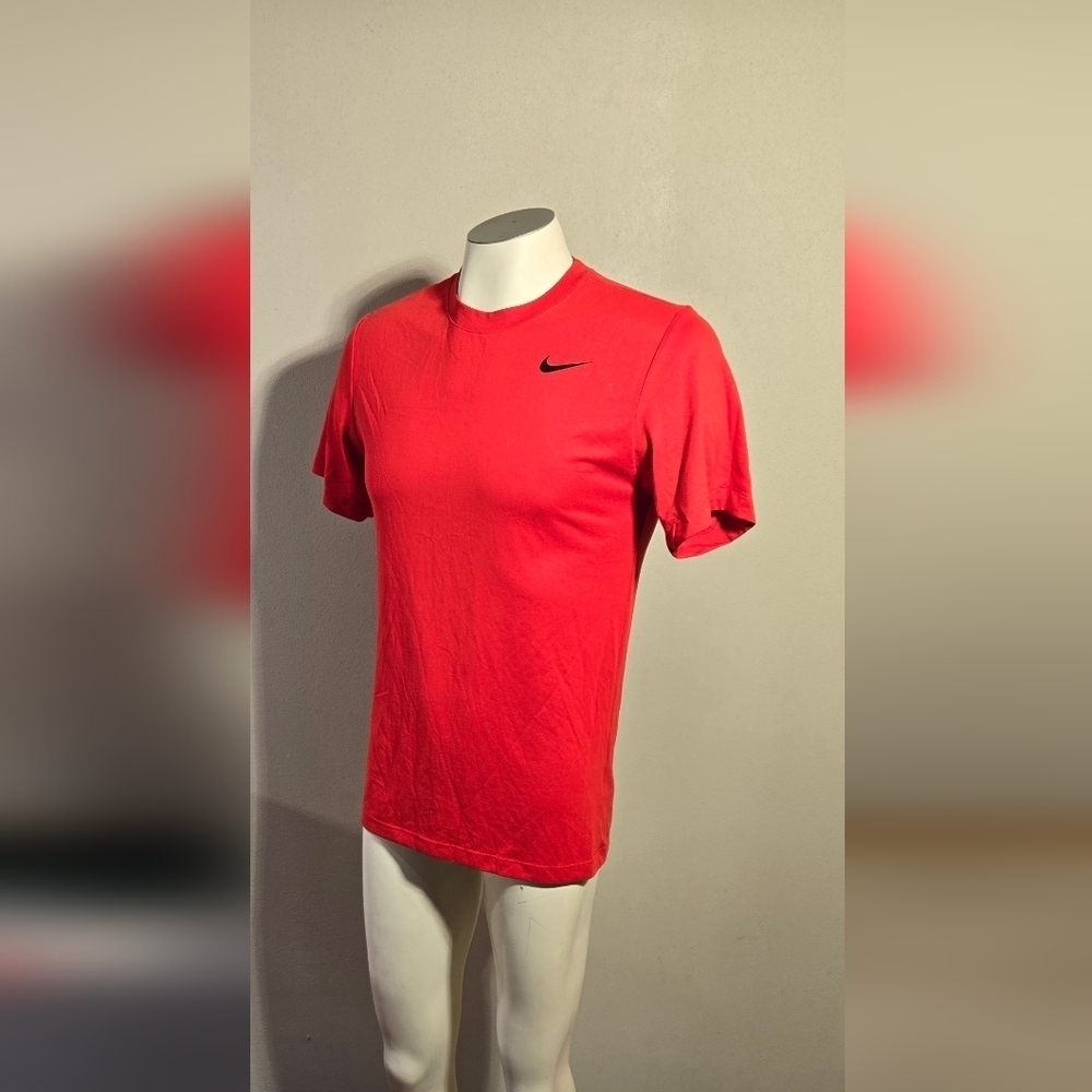 The Nike Tee Dri-Fit Men's Size Small. *see pic and description*